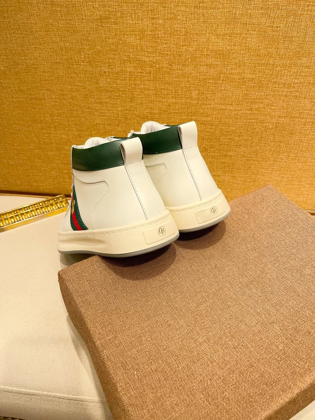 Factory price 440 [Gucci] Gucci's latest high-top casual Korean-style men's shoes, brand new autumn and winter design, perfect workmanship, cabinet quality, upper: cowhide material, leather lining; soft and comfortable, rubber outsole ultra-light, wear-resistant, simple, versatile fashion men's shoes, color optional, size 38--44